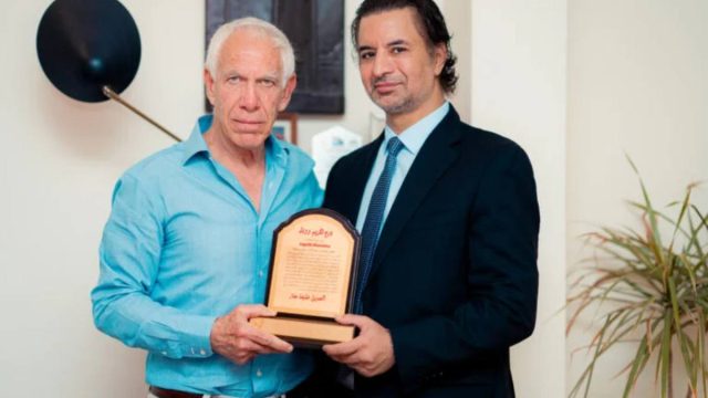 O γιος του Χαφτάρ επισκέφθηκε τον πρόεδρο της Ελληνικής Κοινότητας Βεγγάζης – Είχε χάσει τα παιδιά του στις πλημμύρες του 2023