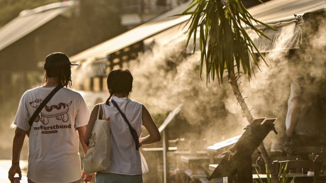 Στο έλεος του καύσωνα η χώρα: Αφρικανική σκόνη και άνεμοι έως 7 μποφόρ – «Κόκκινος» συναγερμός για 3 περιοχές