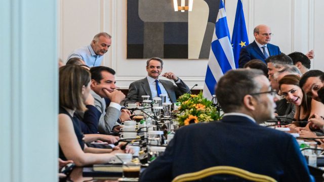 Μητσοτάκης: 25 δράσεις σε τροχιά υλοποίησης έως το τέλος του 2025 – Μέτρα ελάφρυνσης, νέος σιδηρόδρομος, μείωση φοροδιαφυγής