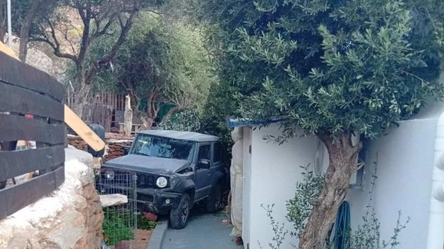 Τήνος: Τζιπ «προσγειώθηκε» σε σπίτι λόγω του δυνατού αέρα – «Η υπομονή μας έχει εξαντληθεί»