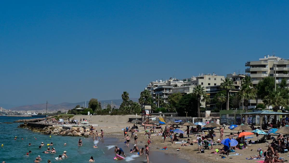 Αφόρητος καύσωνας από τη Δευτέρα: Ο υδράργυρος στα ύψη και τη νύχτα – Έκτακτα μέτρα για τη ζέστη