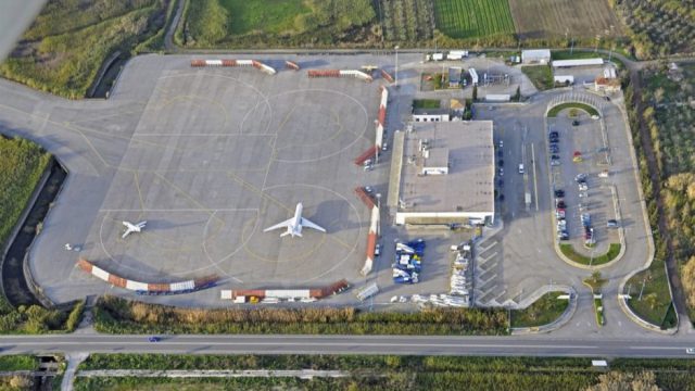 Συναγερμός στην Καλαμάτα: Φωτιά στη βόρεια πύλη του αεροδρομίου