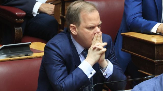 Παραπομπή Καραμανλή στο Δικαστικό Συμβούλιο για τα Τέμπη – Εντάσεις και αποχωρήσεις στη Βουλή