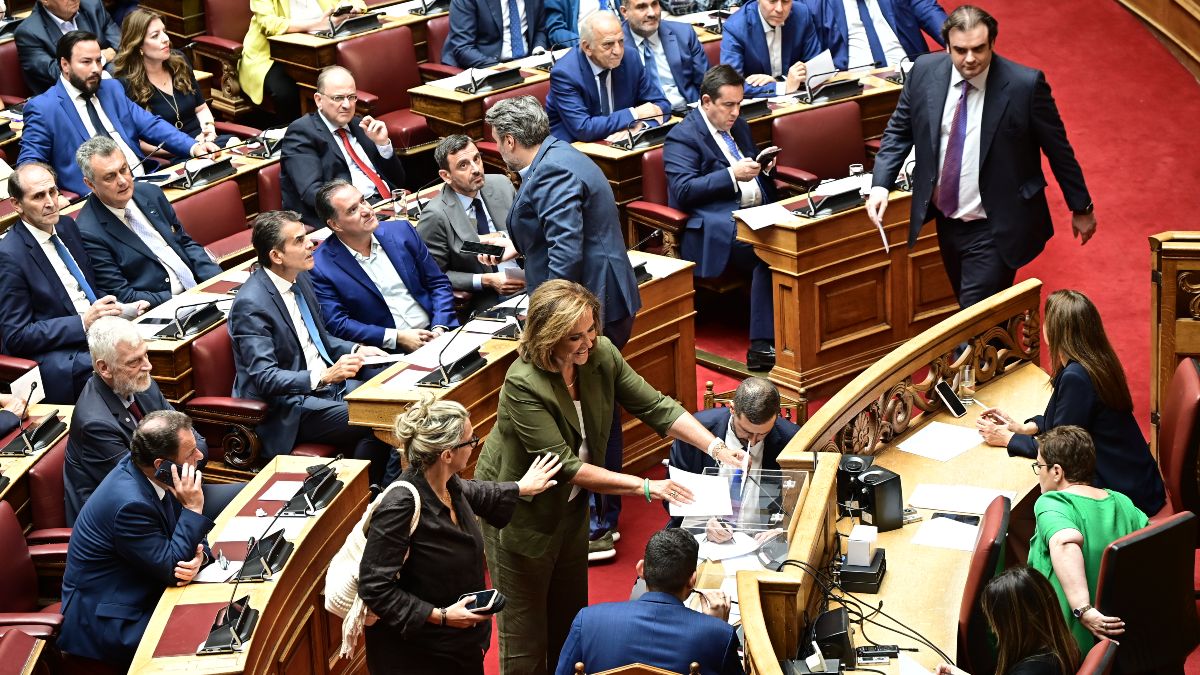 «Καύσωνας» αντιπαράθεσης στη Βουλή στη συνεδρίαση για τον Καραμανλή: Οι εντάσεις και η αποχώρηση της αντιπολίτευσης