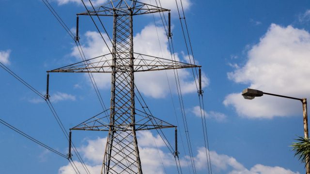 Καταρρέουν τα ηλεκτρικά δίκτυα ενόψει καύσωνα – Ρεκόρ κατανάλωσης και εκτόξευση τιμών έως και 77%