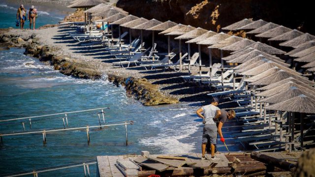 Αυθαίρετα σε αιγιαλό και παραλία: Τι διατηρείται και τι κατεδαφίζεται – Στη μάχη και τα ψηφιακά μέσα