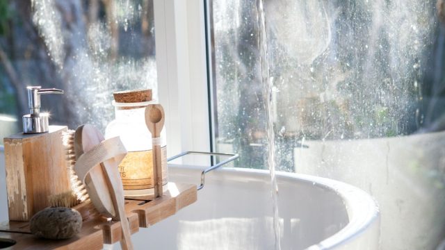 Καθρέφτης χωρίς δαχτυλιές: Πώς θα λάμπει με δύο υλικά που έχετε όλοι στο μπάνιο
