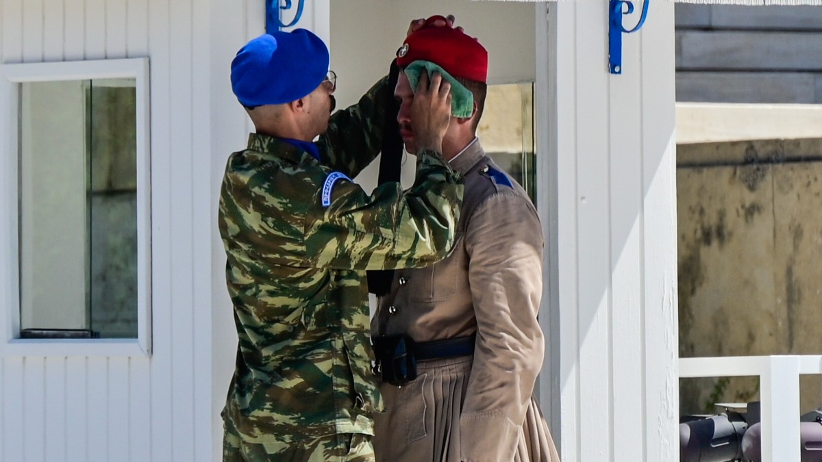 Πάντοτε λεβέντες οι Εύζωνες: Στη θέση τους σταθερά ακόμη και στον καύσωνα