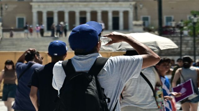 Επικαιροποιήθηκε το έκτακτο δελτίο της ΕΜΥ: Καύσωνας μέχρι την Τετάρτη και θερμοκρασίες πάνω από 40 βαθμούς