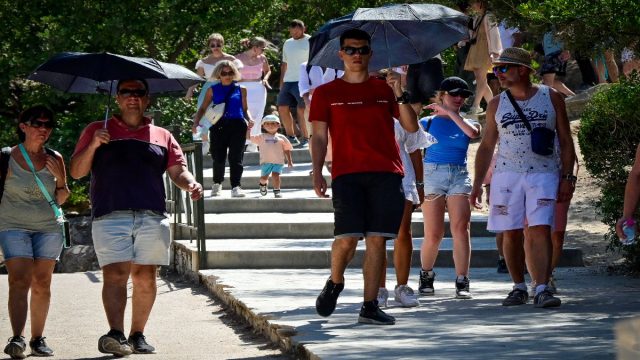 Καύσωνας δίχως τέλος: Σε παρατεταμένη «λαίλαπα» ζέστης η χώρα έως τη Δευτέρα – Επικαιροποιήθηκε το έκτακτο δελτίο