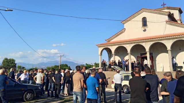 Σπαραγμός στην κηδεία της 2χρονης στο Αγρίνιο: Έκλαιγαν όλοι στο τελευταίο αντίο – Τραγική φιγούρα ο πατέρας