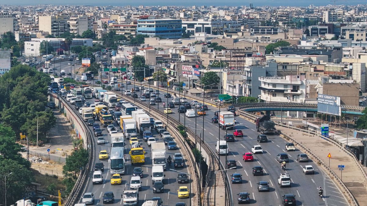 Στο «κόκκινο» ο Κηφισός μετά από καραμπόλα πέντε αυτοκινήτων: Πού σημειώνεται μποτιλιάρισμα