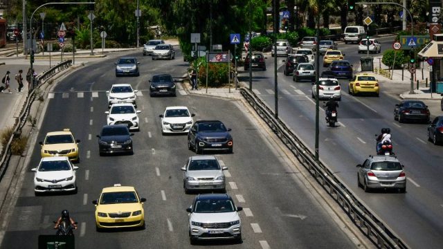 Σύγκρουση αστικού λεωφορείου με ΙΧ στη λεωφόρο Αχαρνών – Διακοπή κυκλοφορίας