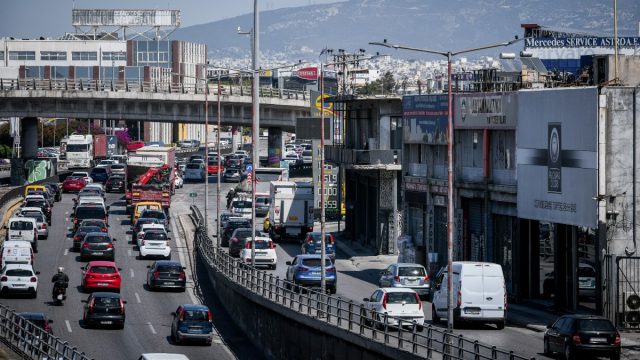 Κίνηση τώρα: Καραμπόλα 5 οχημάτων στη νέα εθνική οδό Αθηνών-Κορίνθου – 4 τραυματίες