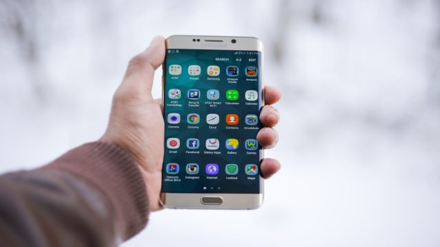 Smartphones και ιδιωτικότητα: Το μικρόφωνο του κινητού σου σε «ακούει»;