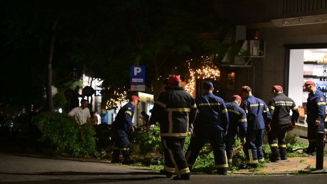 Κολωνάκι: Το χειρόφρενο… ξεχάστηκε και το αυτοκίνητο έπεσε στο εστιατόριο – 11 τραυματίες, ένας σοβαρά