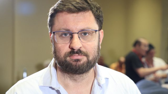Λίφτινγκ στον ΣΥΡΙΖΑ: «Νέος εκπρόσωπος Τύπου αναλαμβάνει ο σύντροφος Κώστας Ζαχαριάδης» – Οι προτάσεις του Φάμελλου