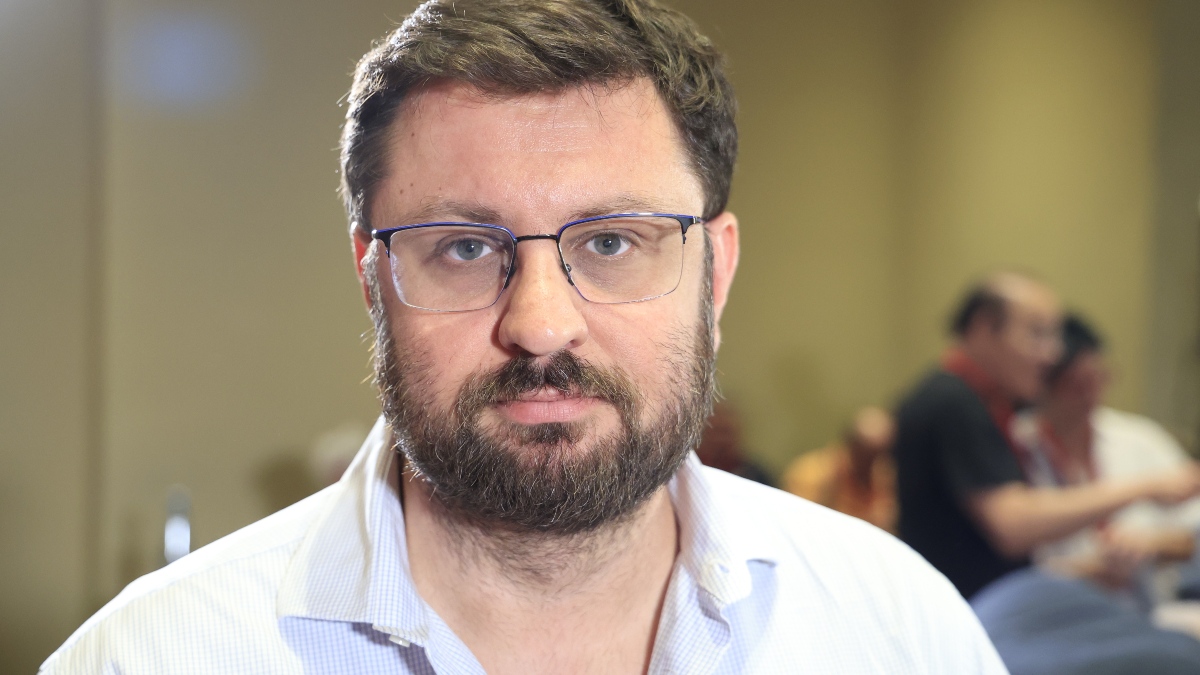 Λίφτινγκ στον ΣΥΡΙΖΑ: «Νέος εκπρόσωπος Τύπου αναλαμβάνει ο σύντροφος Κώστας Ζαχαριάδης» – Οι προτάσεις του Φάμελλου
