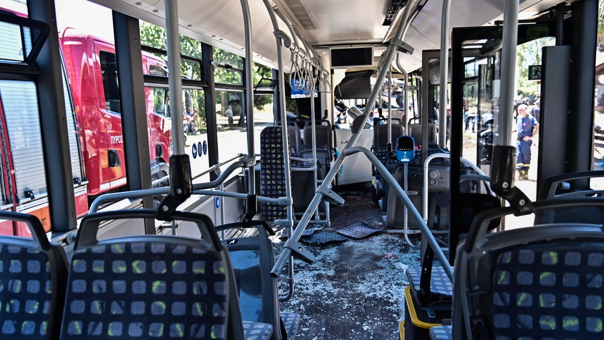 Σύγκρουση λεωφορείων στη Βούλα: 47 τραυματίες σε 3 νοσοκομεία – «Μάλλον της έφυγε το πόδι και δεν πρόλαβε να φρενάρει»