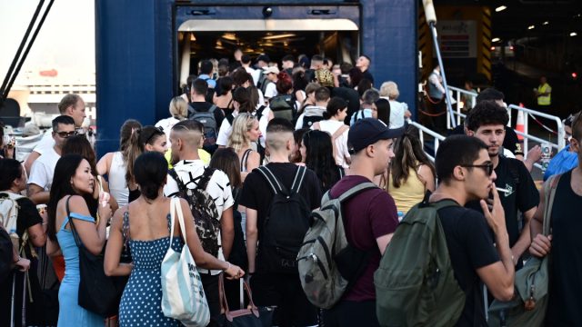 Όπου φύγει… φύγει: Κορυφώνεται η έξοδος του καλοκαιριού – Ασφυκτικά γεμάτα τα πλοία