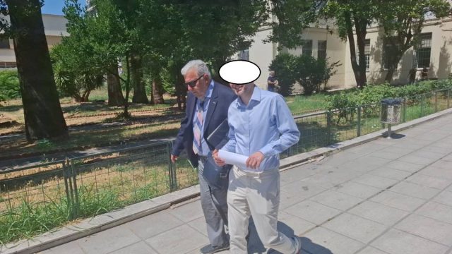 Χαμογελαστός στα δικαστήρια ο δημοσιογράφος που κατηγορείται για εκβιασμό της Ζέττας Μακρή