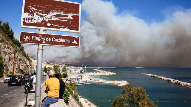 Πύρινο μέτωπο στη Μασσαλία: Απομακρύνθηκαν 400 κάτοικοι – Κλεισμένοι στα σπίτια οι κάτοικοι