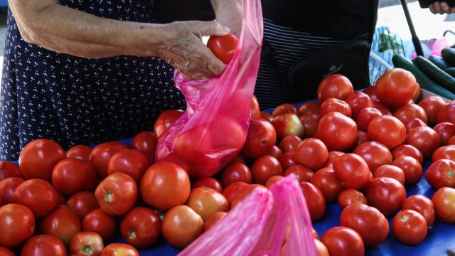 Με εισαγόμενες ντομάτες φτιάχνεται η χωριάτικη του τουρίστα στην Ελλάδα