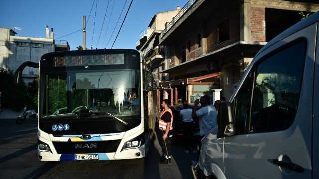 Τρόμος στο Μενίδι με το λεωφορείο που «μπούκαρε» σε ψητοπωλείο: Οι επιβάτες πηδούσαν από τις ανοικτές πόρτες για να σωθούν
