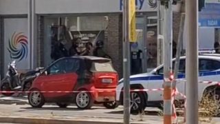 Μενίδι: Έτσι πιάστηκαν στην «φάκα» οι επίδοξοι ληστές – Η πανέξυπνη κίνηση της ιδιοκτήτριας του πρακτορείου που τους παγίδευσε