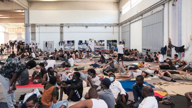 Στη Βουλή η νέα τροπολογία για το μεταναστευτικό: Απελαύνονται άμεσα όσοι έρχονται παράνομα από τη Βόρεια Αφρική