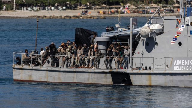 Έκρηξη ροών σε Κρήτη και Γαύδο – Σε συνθήκες καύσωνα εκατοντάδες μετανάστες