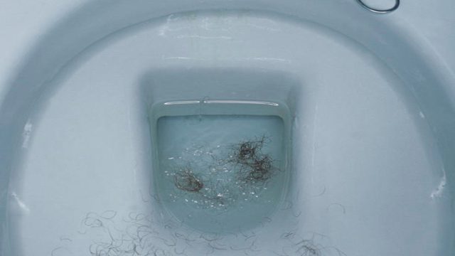 Μην πετάτε ποτέ τις τρίχες σας στην τουαλέτα: Ποιος είναι ο λόγος