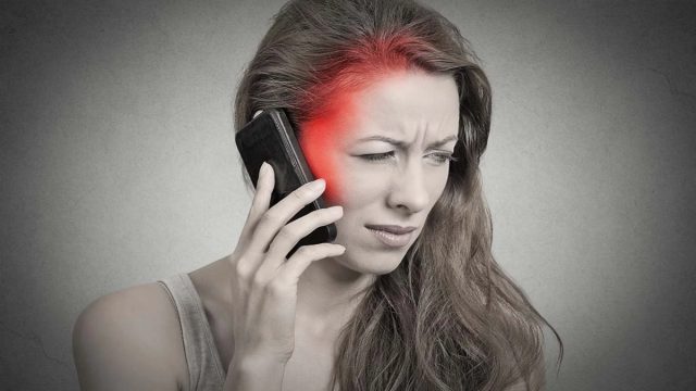 Δώστε προσοχή: Τι αλλάζει στον εγκέφαλο και το σώμα αν αφήσετε το κινητό