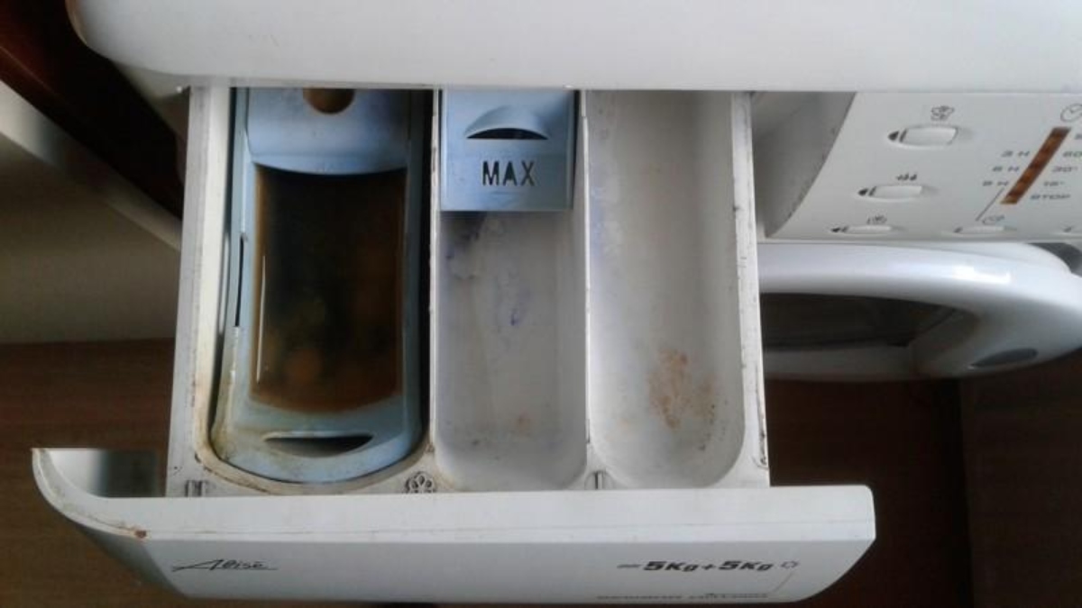5 tips για να καθαρίσετε τη βρωμιά και τη μούχλα από το πλυντήριό σας