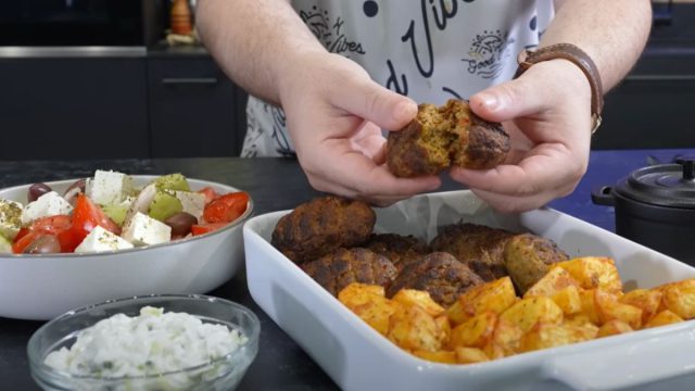 Συνταγή για αφράτα μπιφτέκια στο Air Fryer με τραγανές πατάτες