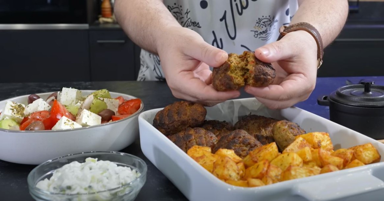 Συνταγή για αφράτα μπιφτέκια στο Air Fryer με τραγανές πατάτες