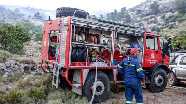 Φωτιά σε επιχείρηση με πλυντήρια στη Μύκονο: Μήνυμα του 112, «επικίνδυνοι καπνοί, παραμείνετε σε εσωτερικούς χώρους»