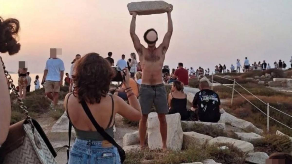 Οργή στη Νάξο: «Αναίσθητος» τουρίστας φωτογραφίστηκε στην Πορτάρα με μάρμαρο χιλιάδων ετών