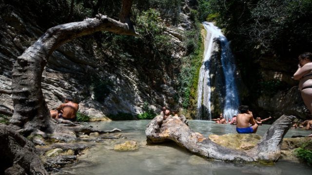 Απόδραση από τον… καύσωνα: Ένα φυσικό «ταξίδι» σε νερά, βράχια και «μύθους» της Πελοποννήσου