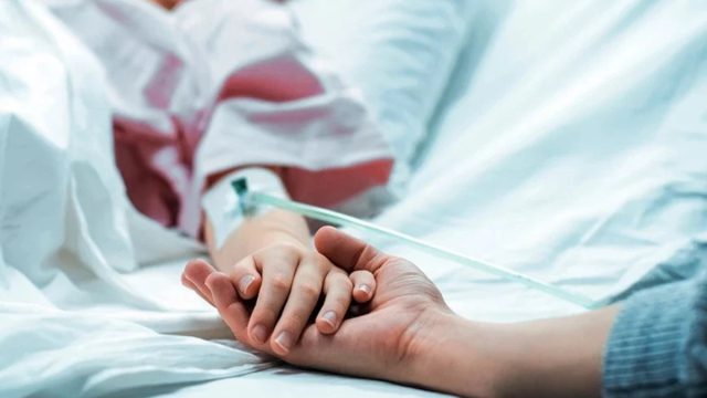 Σήμερα η τελευταία πράξη του δράματος στο Αγρίνιο – Οι τραγικοί γονείς κηδεύουν τη 2χρονη κόρη τους