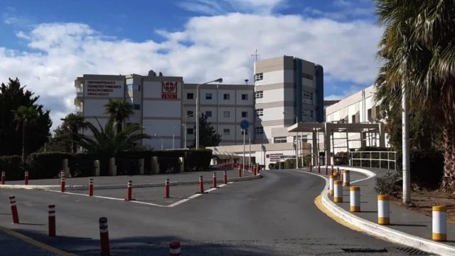Θρίλερ στην Κρήτη: 4χρονο κοριτσάκι παρασύρθηκε από αυτοκίνητο έξω από το ΠαΓΝΗ