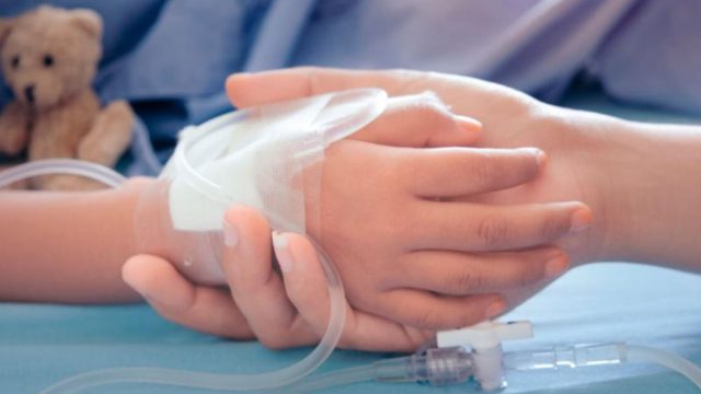 Θρήνος στο νοσοκομείο Αγρινίου: Τραγική φιγούρα ο πατέρας που παρέσυρε με το αγροτικό τη 2χρονη κόρη του
