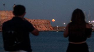 Η Πανσέληνος του Ελαφιού φωτίζει τον ουρανό – Μαγευτικές εικόνες από τη Ρόδο