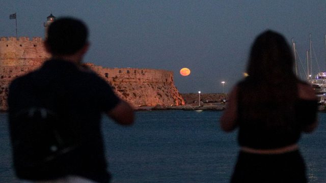 Η Πανσέληνος του Ελαφιού φωτίζει τον ουρανό – Μαγευτικές εικόνες από τη Ρόδο