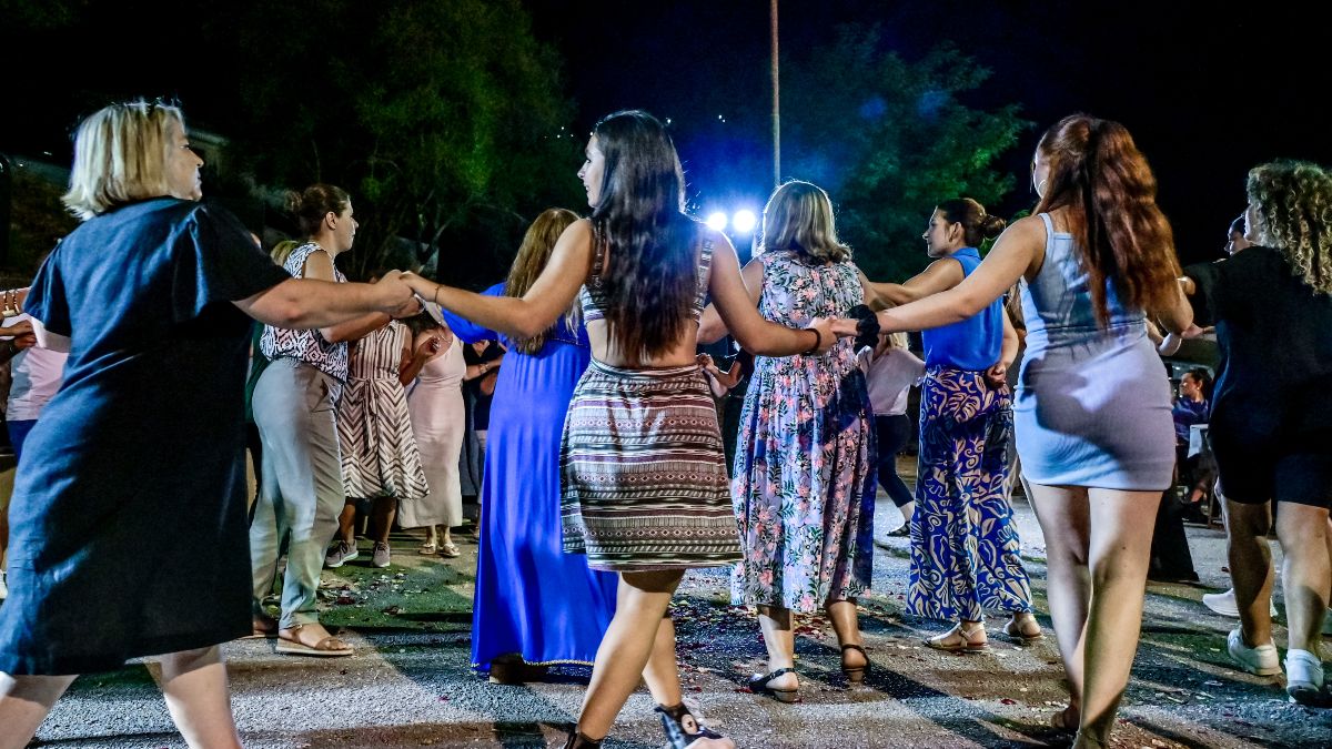 Χάος στην Αμοργό: Πλακώθηκαν στο ξύλο για την Παλαιστίνη την ώρα του πανηγυριού