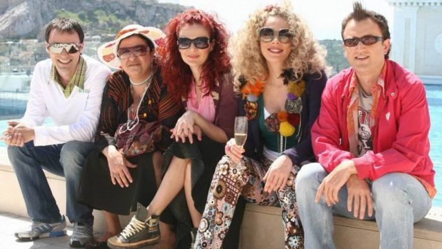 Η παρέα που μας έχει λείψει: Οι ηθοποιοί του «Πάρα Πέντε» ποζάρουν μαζί μετά την κηδεία του Μιχελή
