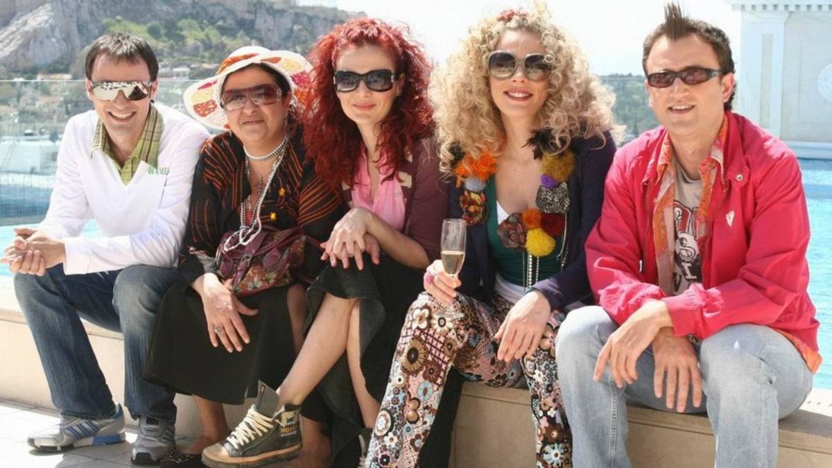 Η παρέα που μας έχει λείψει: Οι ηθοποιοί του «Πάρα Πέντε» ποζάρουν μαζί μετά την κηδεία του Μιχελή