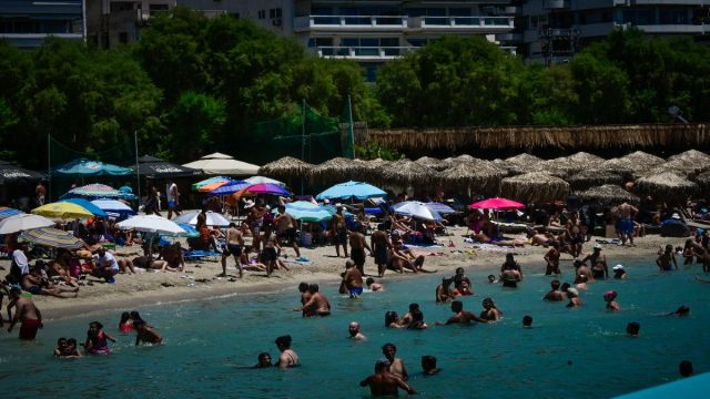 Ελεγκτικό Συνέδριο: Ανεπαρκής εποπτεία στις παραχωρήσεις αιγιαλού – Καθυστερήσεις, ελλιπής συντονισμός και έλλειψη προσωπικού
