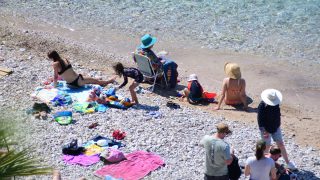 Ορυμαγδός καταγγελιών για καταπάτηση παραλίας: Έπιασαν επιχειρηματία στην Χαλκιδική… μπροστά στην κάμερα