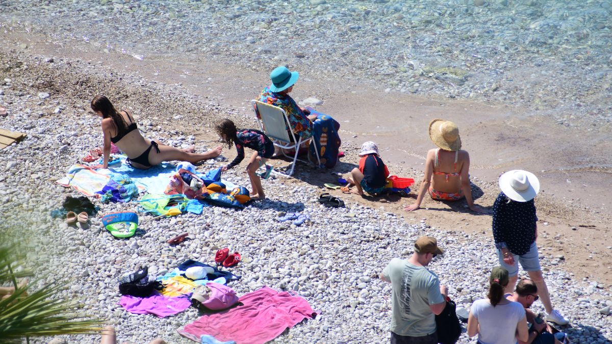 Ορυμαγδός καταγγελιών για καταπάτηση παραλίας: Έπιασαν επιχειρηματία στην Χαλκιδική… μπροστά στην κάμερα